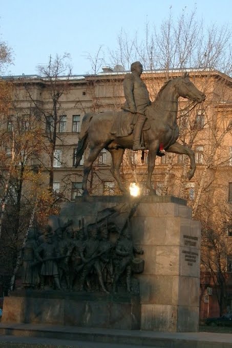 Statue de Koutouzov, à côté du "Panorama Borodino" by Méry 3°人~°。