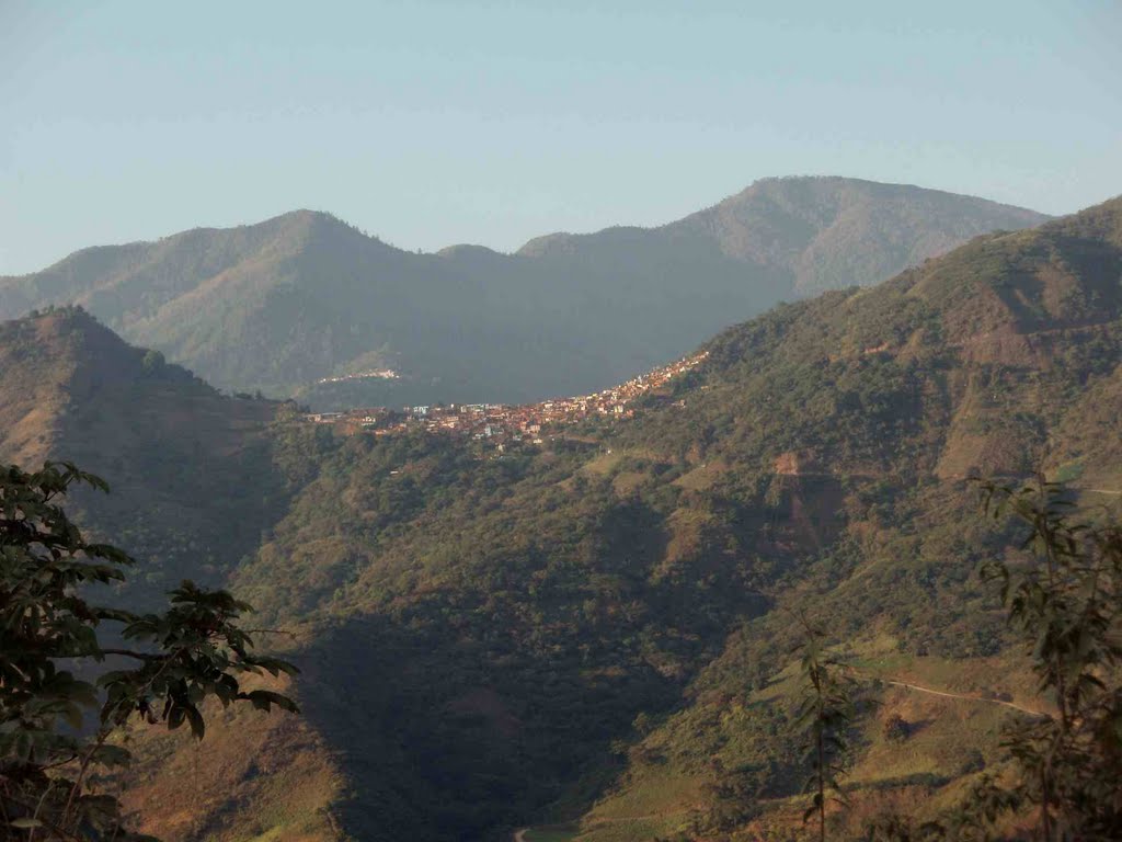 Vista de Santa María Temaxcalapan, (Districto Villa Alta, Región Sierra Juárez), Oaxaca, Mexico by Lon&Queta