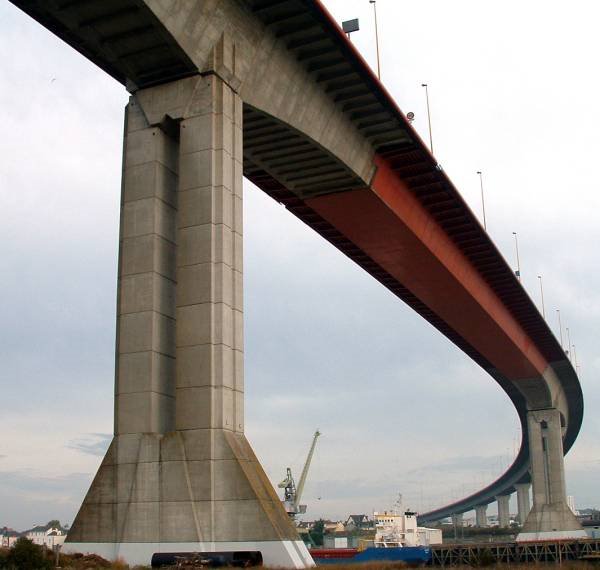 En dessous du pont by Panoramio