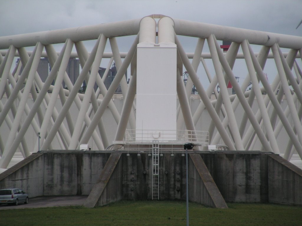 Maeslandkering 29-09-2007 (during barier closure) by Kees Waagmeester