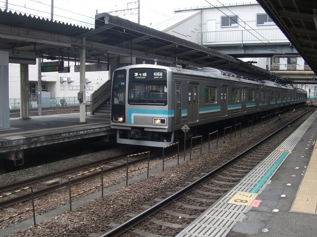 橋本駅で発車を待つ相模線電車 by iwt