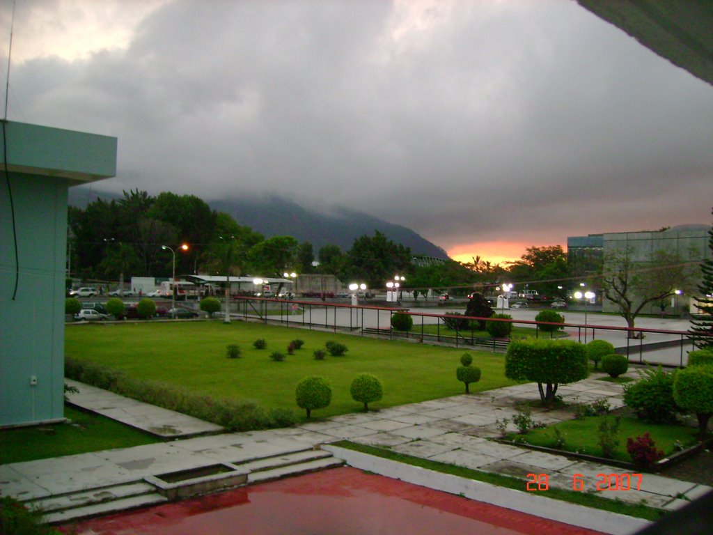 Atardecer - Desde el edificio de Vinculacion y Extension by Americo De la Rosa