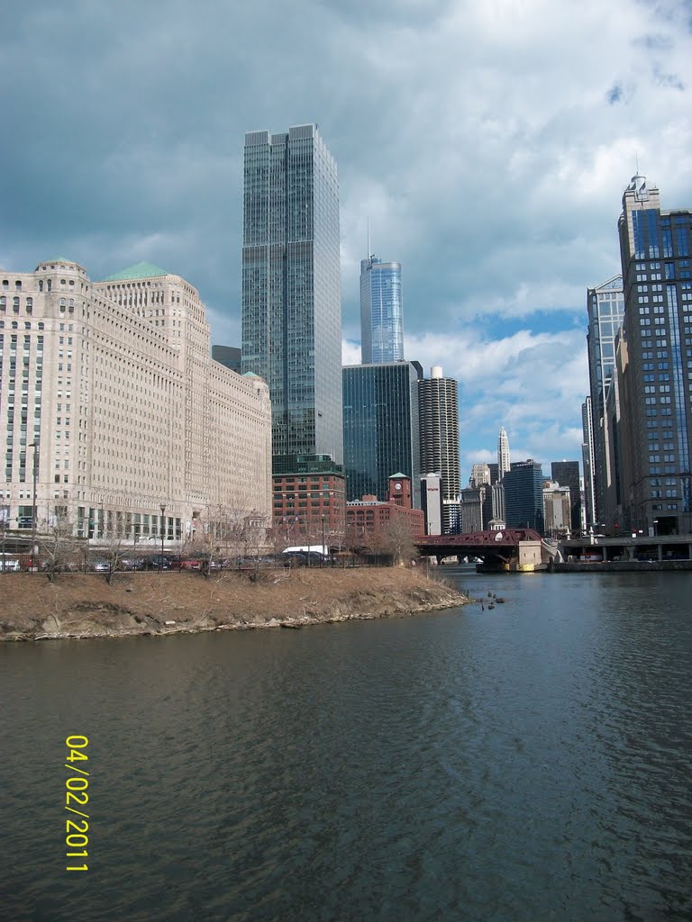 Chicago River, eastward through the skyscraper "canyon"; Chicago, IL by LKistler