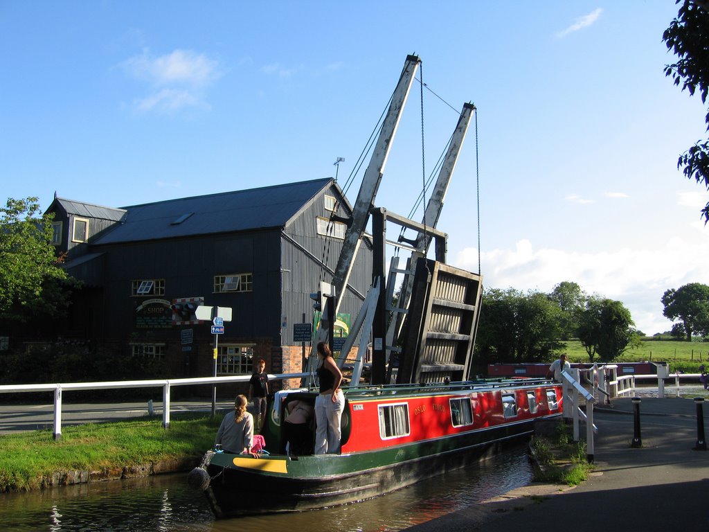 Wrenbury lift-bridge by Scriel