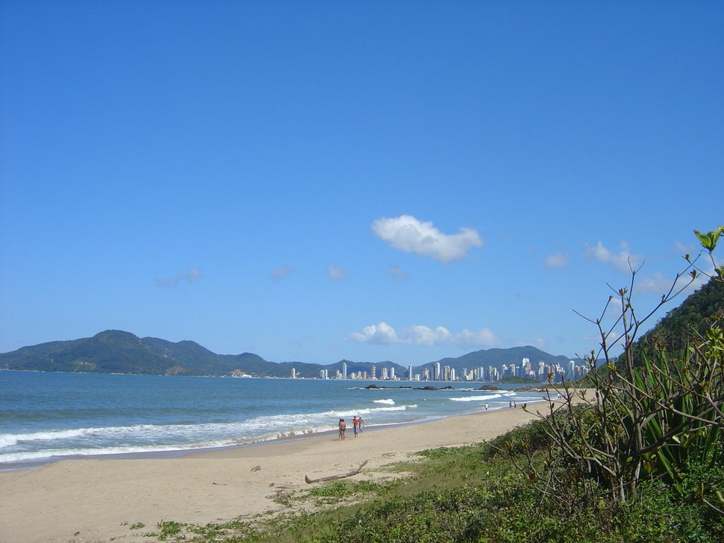 Praia dos Amores com Baln. Camboriú ao fundo by Claudia Villar