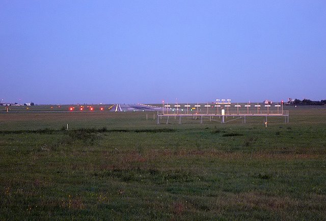 Prague Airport, rwy 13/31 by [Mirek K.]