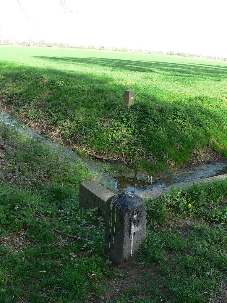 MILLINGEN grenspalen 652 .. de nl-zijde onder vandalisme by walterskrutser