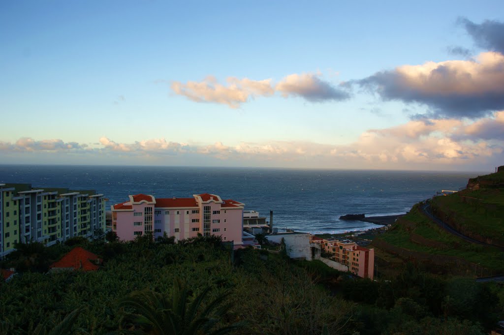 Funchal-Piornais. Blick vom Hotel Escola zum Atlantik. by gansterer