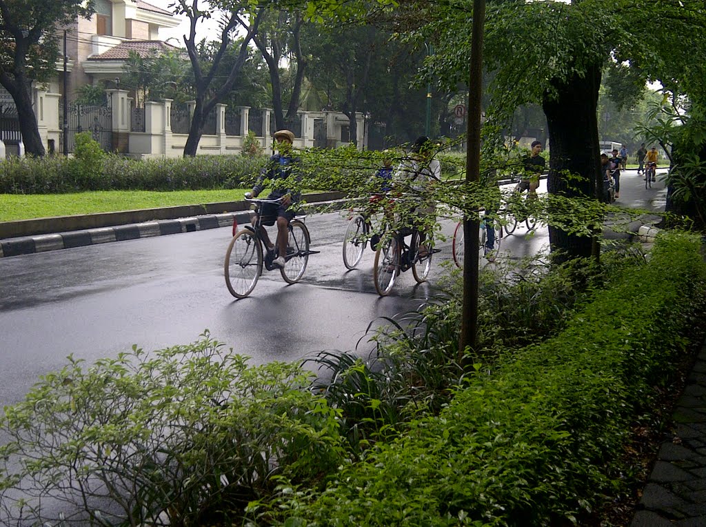 One Sunday in rainy morning.... by Heni Wiandi