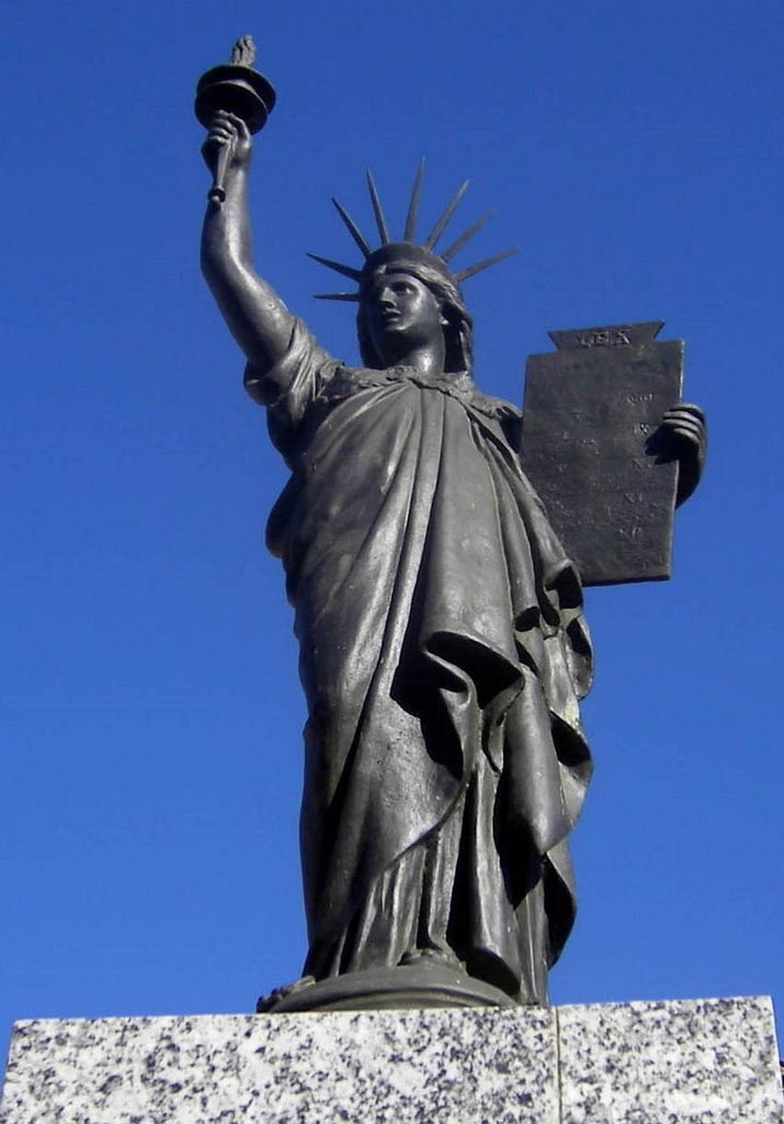 Estatua de La Libertad, Cenicero (La Rioja) Spain by santipacho