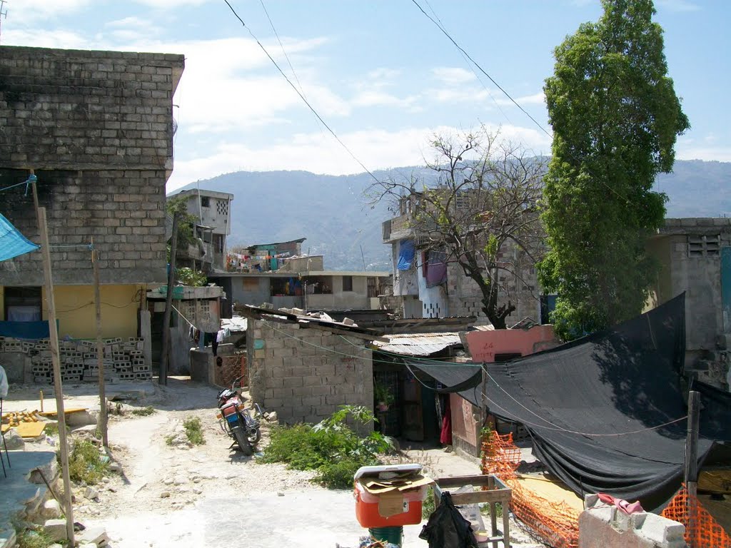 Uma típica favela de Porto Príncipe by Ullmann