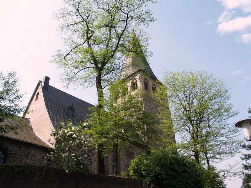 Chiesa cattolica di Homberg, Ratingen, Germania by Tino Treccani