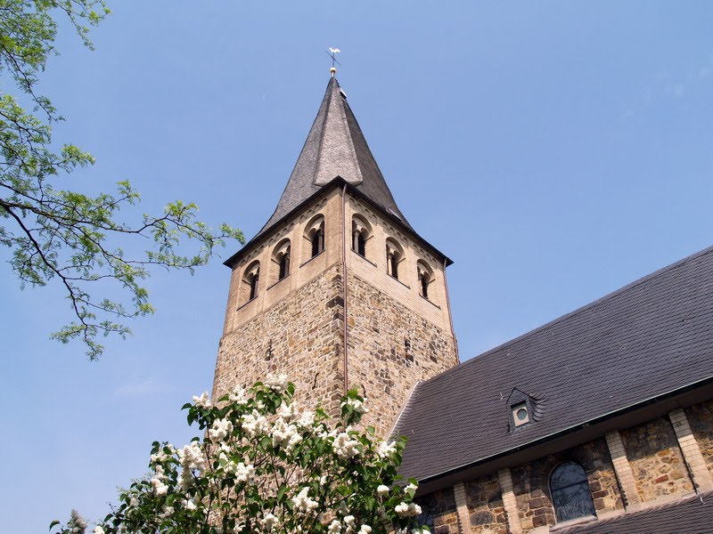 Campanile della chiesa St. Jakobus d. Ä., Homberg, Ratingen, Germania by Tino Treccani