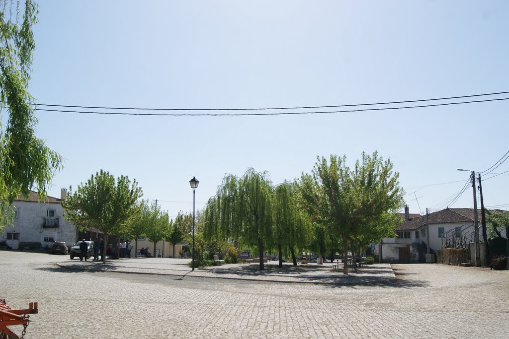 BAGUEIXE - Bagueixe - LARGO DA ALDEIA by LUÍS A. D. LIBERAL