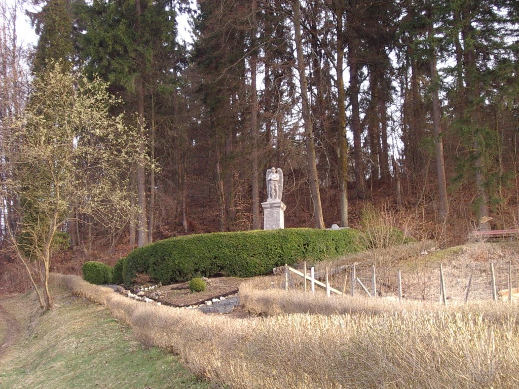 Kriegerdenkmal am Waldrand hoch über Mühlheim by urmele