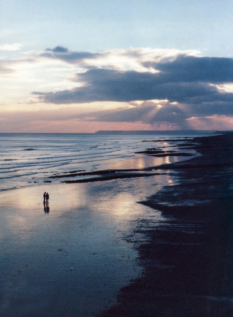 Hastings Beach-Two Is Company by clive pople