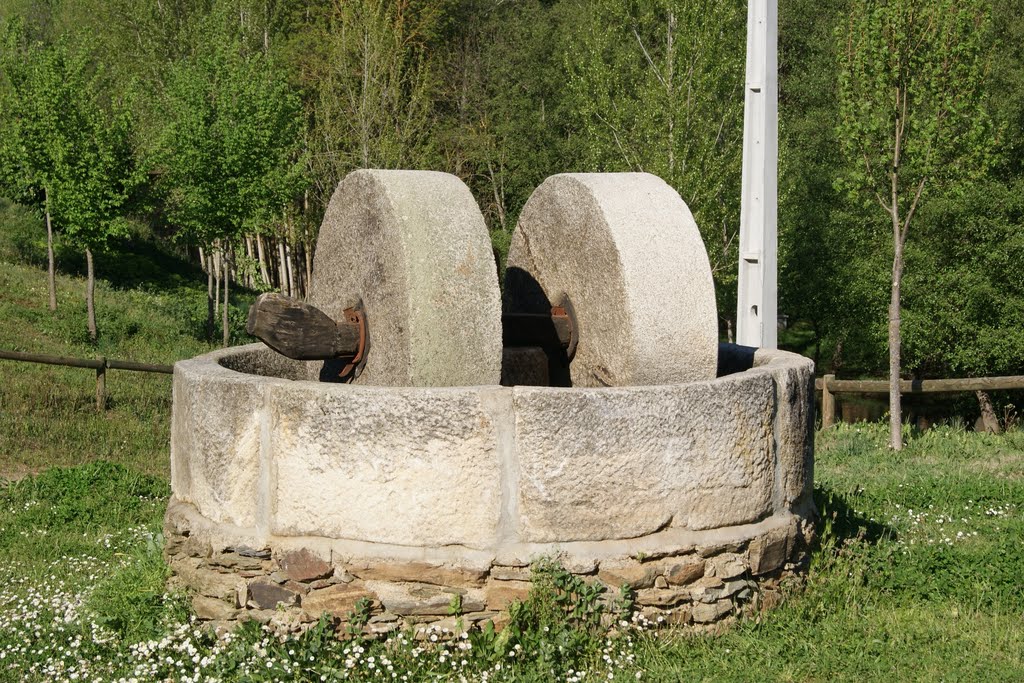 VALE DA PORCA - Vale da Porca - MOINHO DE AZEITONA DE GALGAS CILINDRICAS by LUÍS A. D. LIBERAL