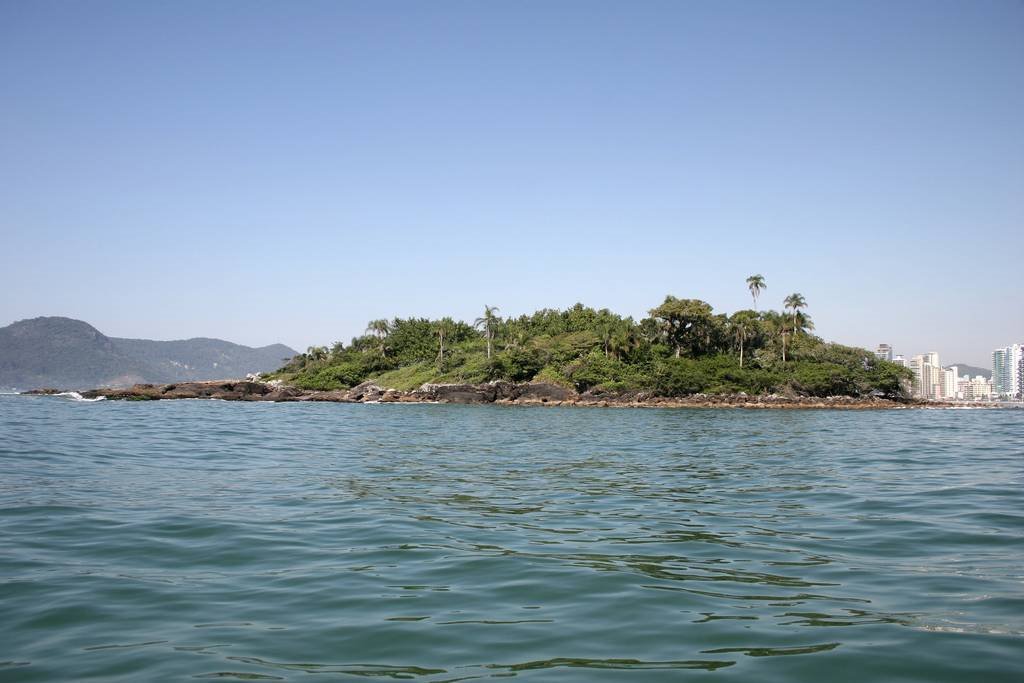 Balneário Camboriú, Ilha-das-cabras vista do mar. by Wolfgang Wodeck