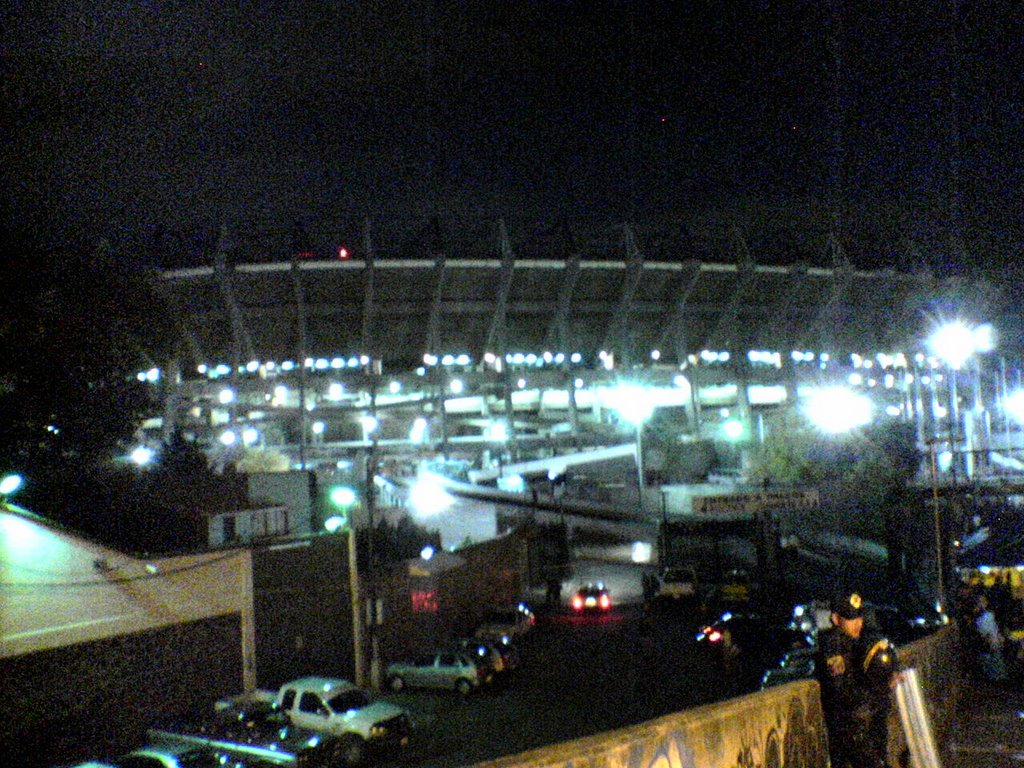 Entrando al estadio Azteca by Wiper México