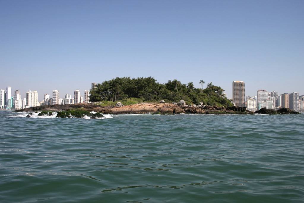 Balneário Camboriú, Ilha-das-cabras vista do mar. by Wolfgang Wodeck