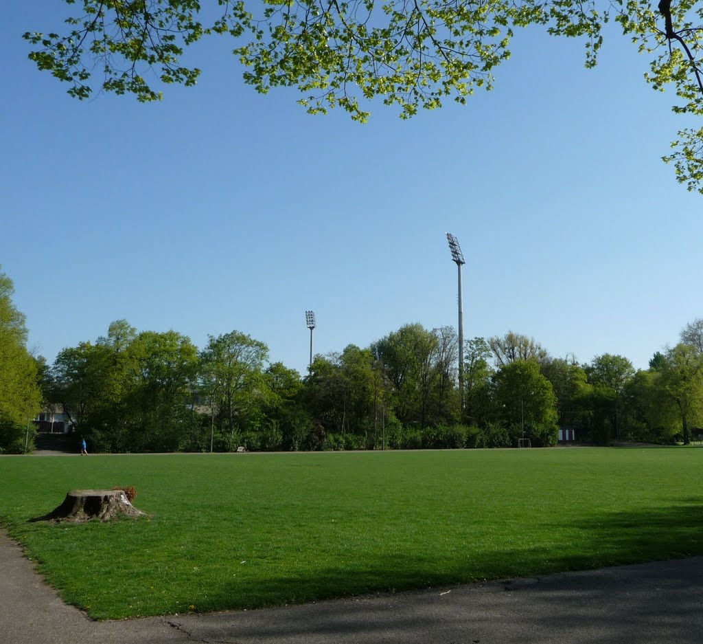 Sportplatz mit Blick zu den Zahnbürsten des Südweststadions by Immanuel Giel