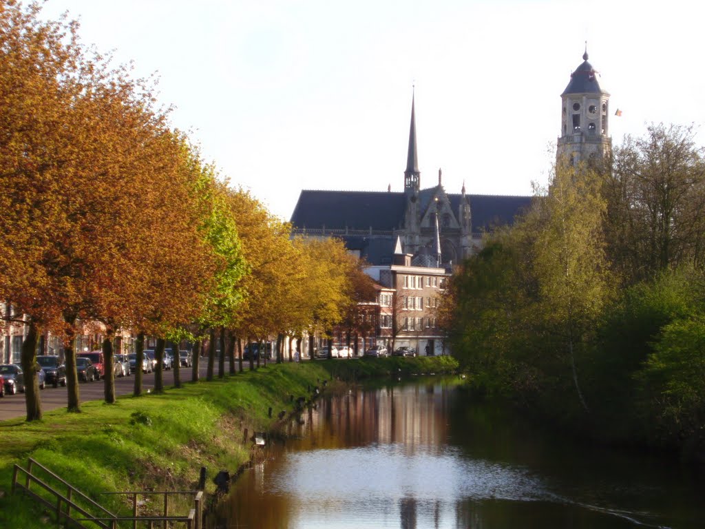 Zicht op Sint-Gummaruskerk vanuit het Groot Spui op de Binnen-Nete by Nednilrev