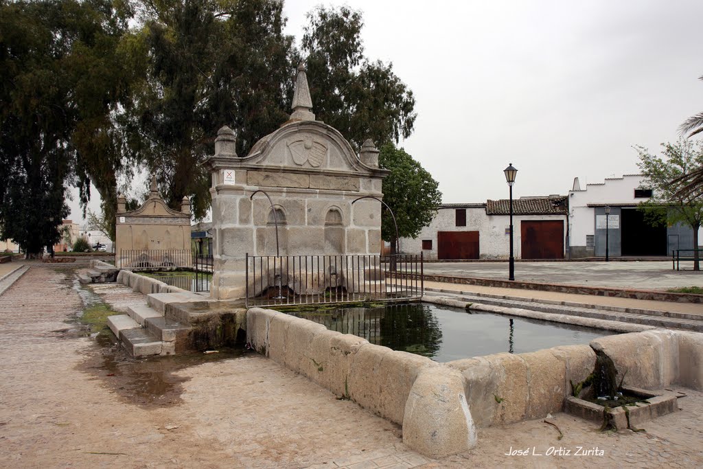 Fuente del Pilar de los Llanos by Achiwoski