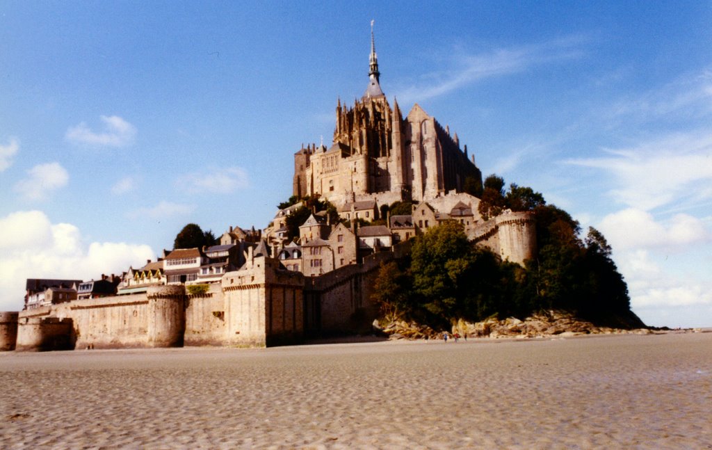 Le Mont-Saint-Michel by Tommaso Rubino