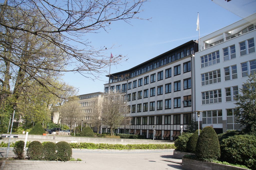 Bürogebäude Hanse Merkur by C. M.