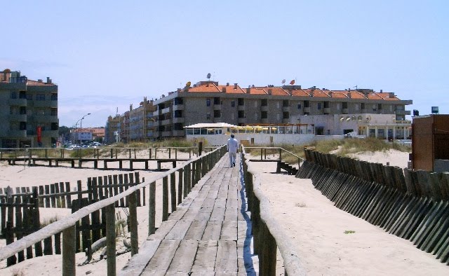 Praia de ESMORIZ - acessos ás esplanadas, residenciais e comércio. by Victor Elmano