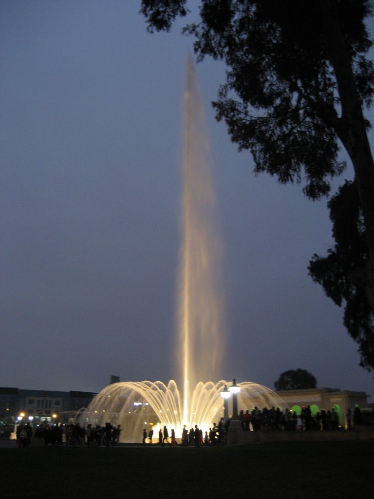 Water Fountain - Highest spurt of the world in a public park by Cristhian Pezo