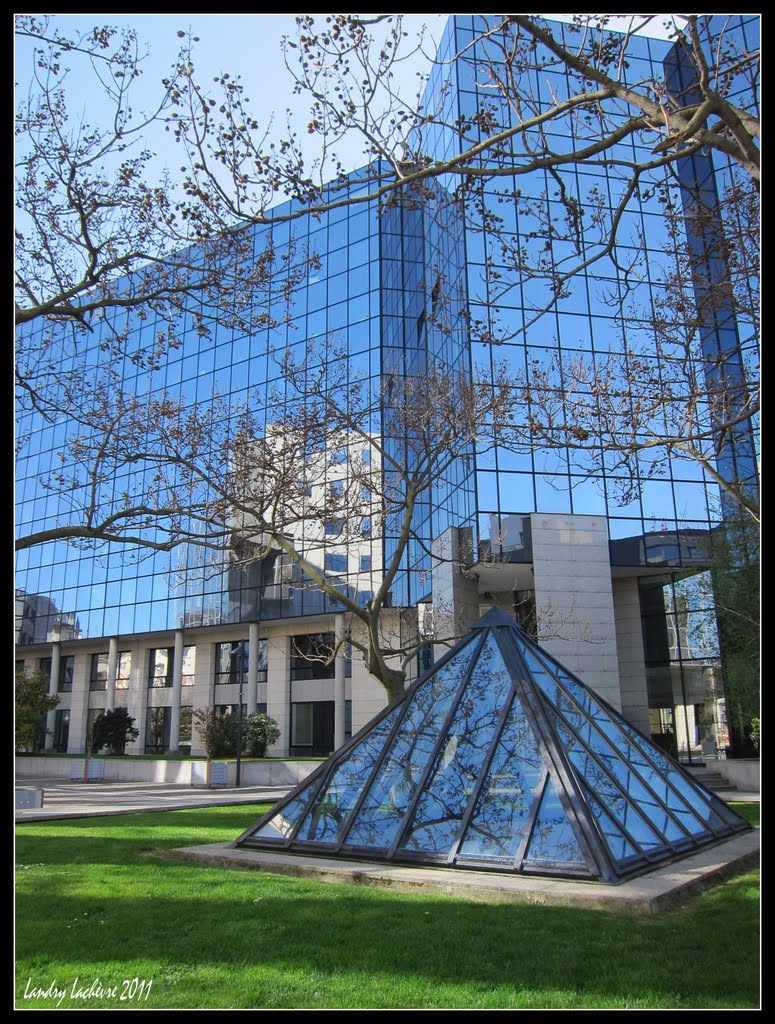 La pyramide de Charenton-le-Pont. by Landry Lachèvre