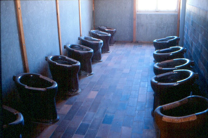 Toilette in der NS-Konzentrationslager Dachau by placosta