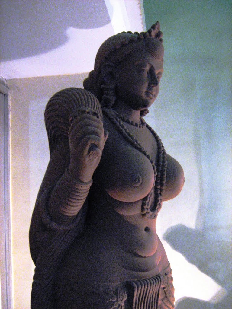 Yakshini figure by Hemant Shesh