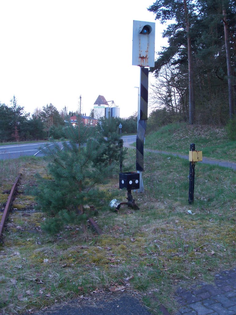 Nicht mehr genutzer Bahnübergang - Am alten Werk by Finn Koch