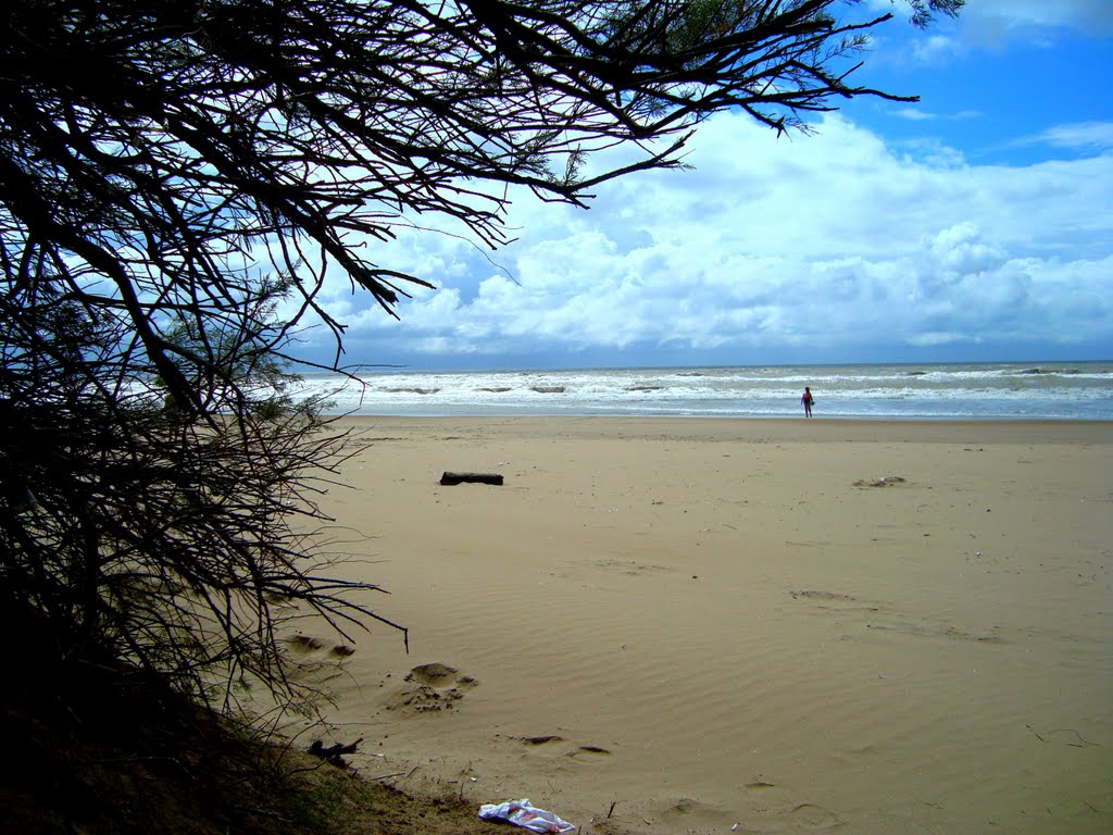 Playa desierta, a lo lejos alguien disfruta tan maravilloso cielo... by Ernesto Florio