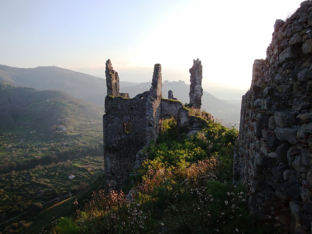 Sicilia. I ruderi della fortezza sulla collina / Сицилия. Руины крепости by Andrej Antipin