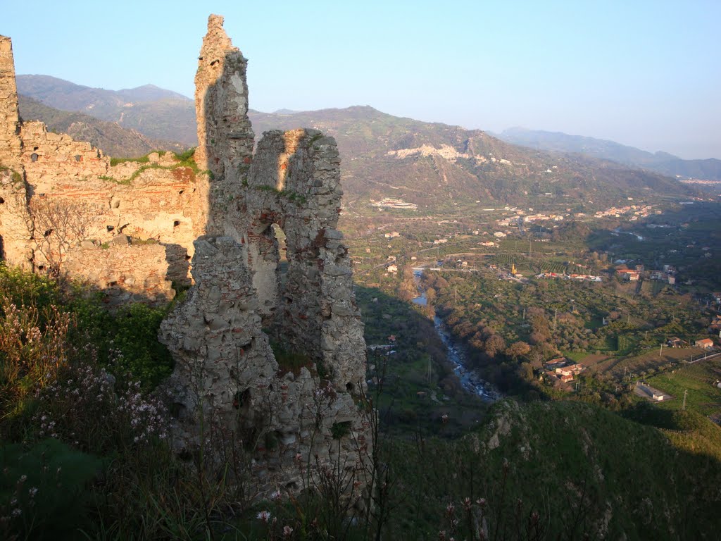 Sicilia. Lo sguardo sulla valle d'Alcantara dalla Fortezza / Сицилия. Взгляд на долину Алькантары by Andrej Antipin