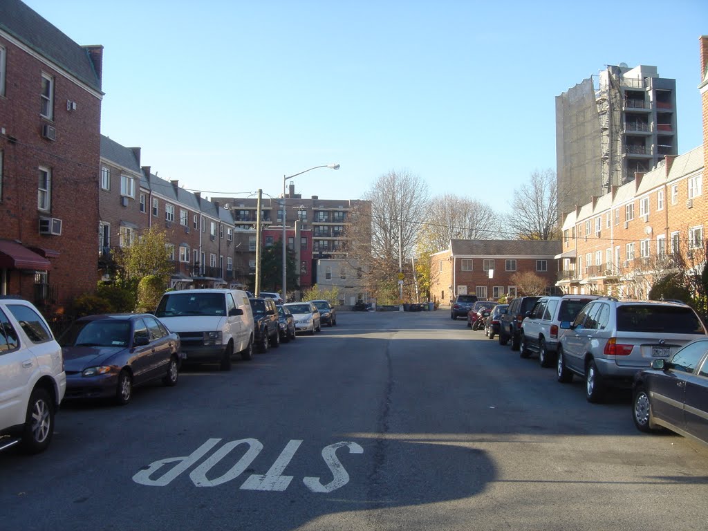 25th Road in Astoria facing northwest by Robert Reichenbach