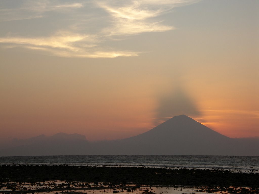 Sunset over Mt.Agung by ushastyi