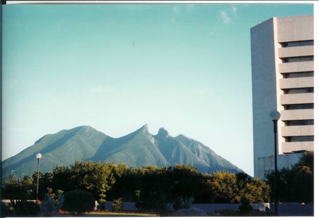 Vista de Cerro de la Silla desde la Macroplaza by ~☂slavva☂~