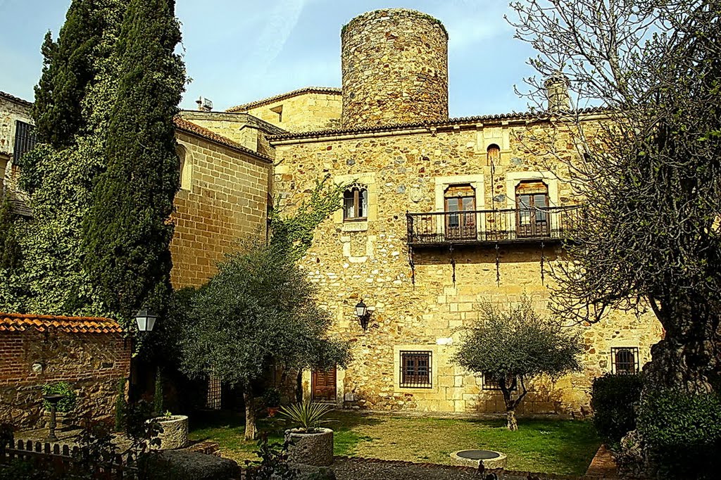 Jardines, Palacio de Carvajal, Caceres, Extremadura, Spain by Antonio Alba