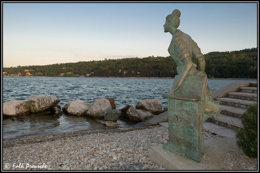 Waschfrau am Gardasee by Falk Preusche