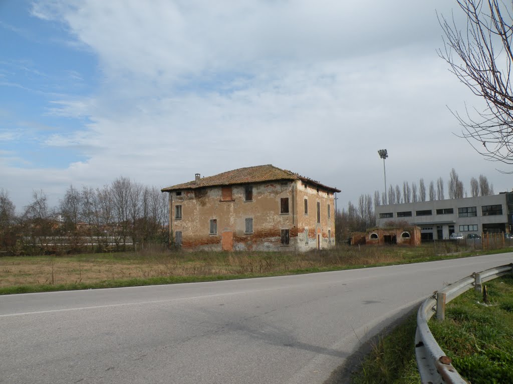 Cento: Via Dante Alighieri angolo Via Bologna,ruderi di un vecchio casolare by Pical