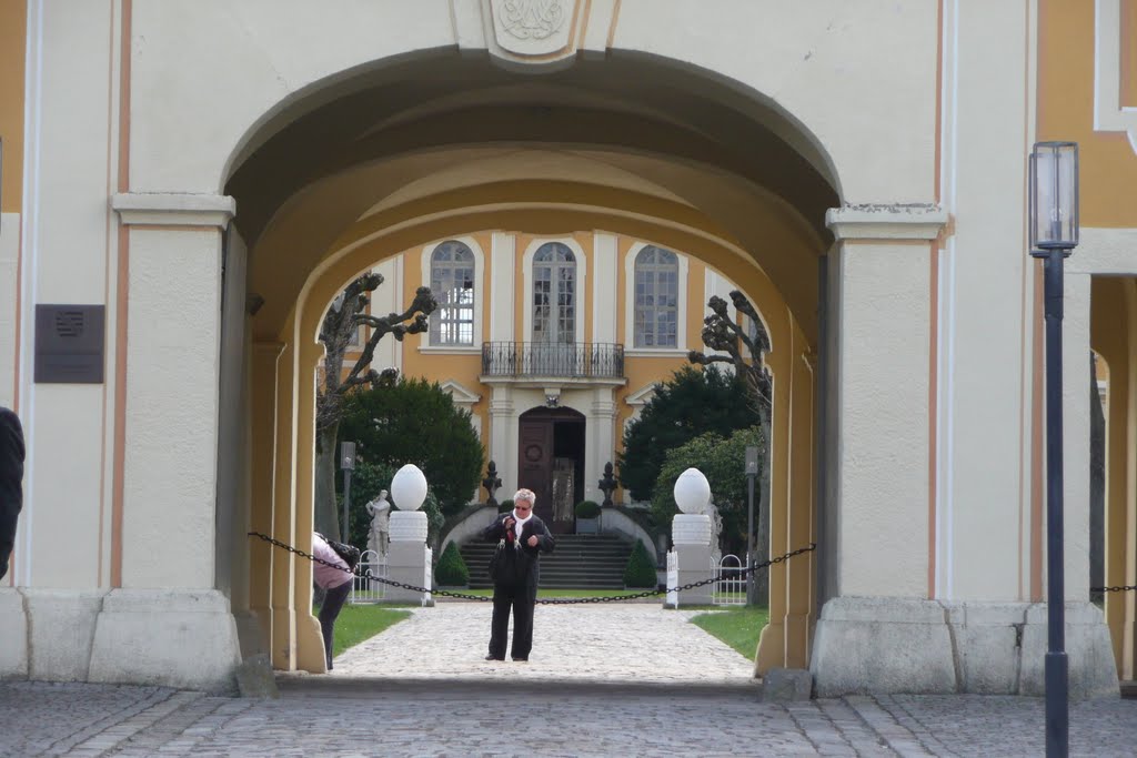 Blick durch das Tor von Barockschloss Rammenau by Sunflower66