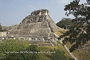 El templo El Castillo tiene 40 m de altura. Ruinas de la antigua ciudad maya de XUNANTUNICH (Periodo clasico tardio, s.VII a X). Belice. Centroamerica by phototravel