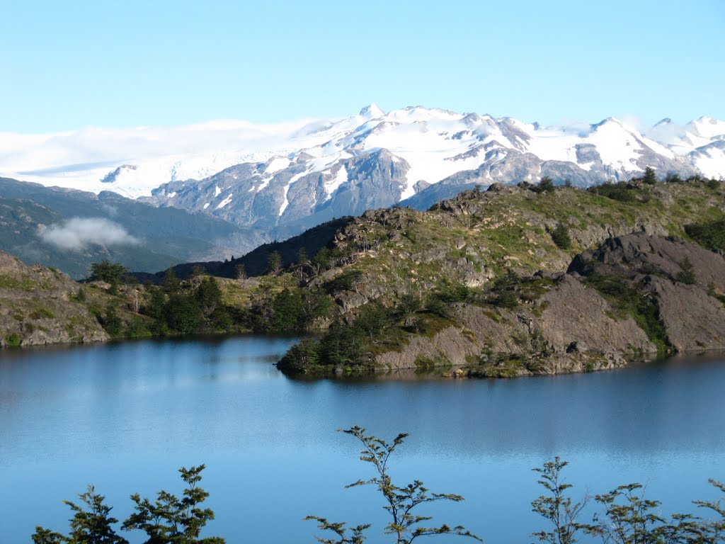 Laguna Los Patos y al fondo cordón montañoso adyacente al Campo de Hielo Sur by Juan Tolosa