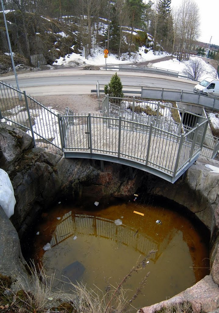 Giant´s kettle in Pihlajamäki by Petteri Kantokari