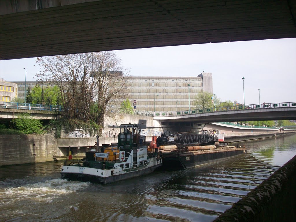 Péniche sur la Sambre à Charleroi, Avril 2011 by hemogk