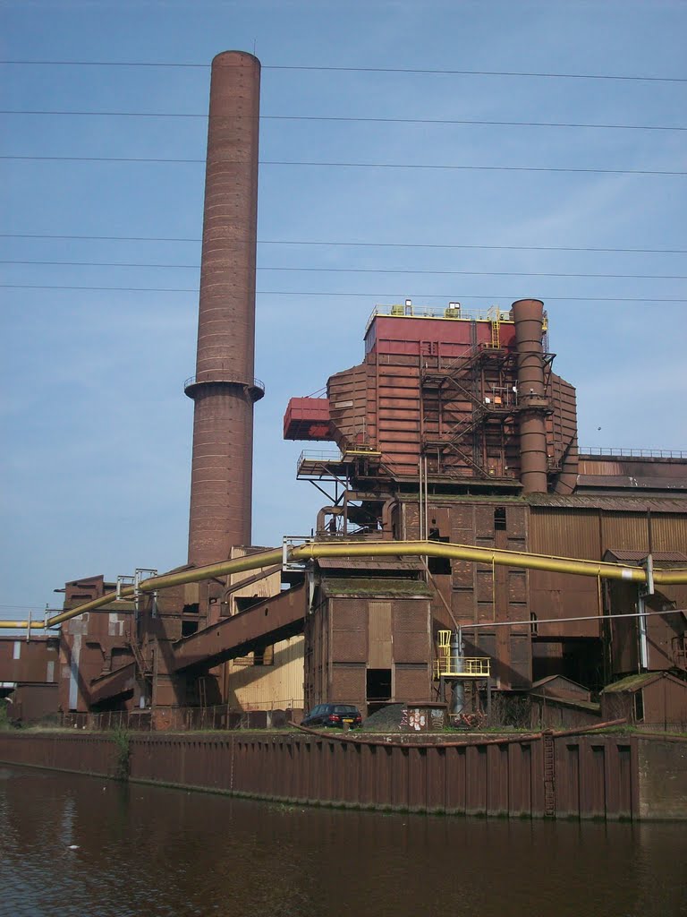 Cheminée industriel en bord d Sambre, Avril 2011 by hemogk